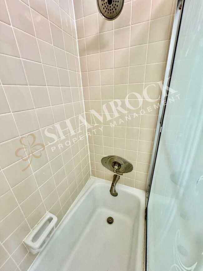 Building Photo - 5740 Lakemont Dr