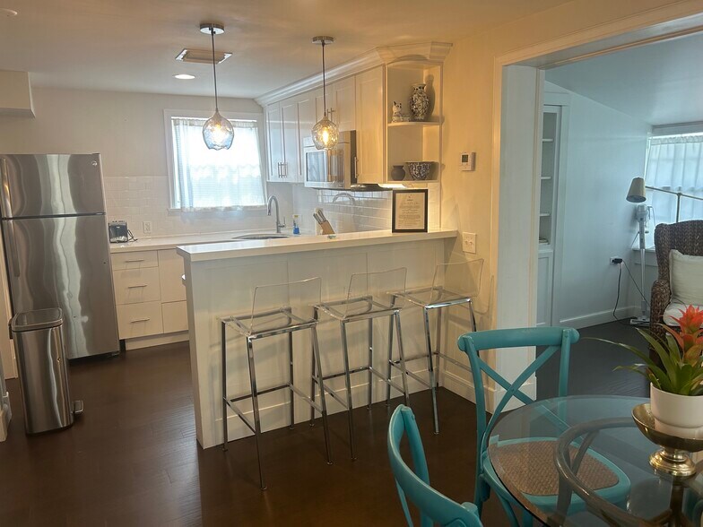 Building Photo - 840 1/2 Upland Road