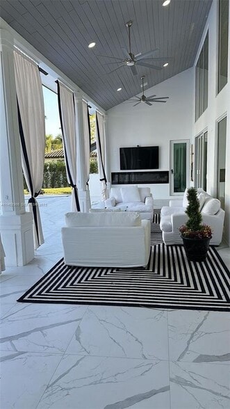 Building Photo - 15 SW 124th Ave