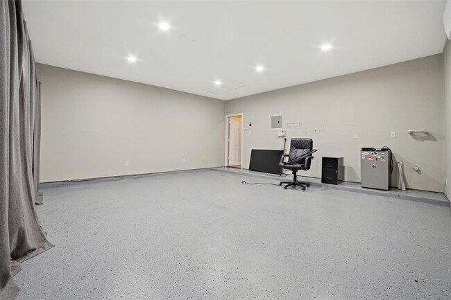 Building Photo - 409 E Austin Ave