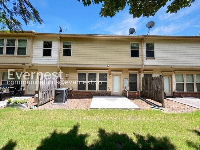 Building Photo - 3 Bed, 2.5 Bath Home with Attached Garage / Available Now!