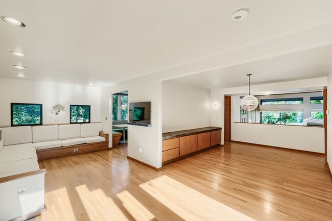 Building Photo - Architecturally Stunning Montlake Home | Vaulted Ceilings | Attached Garage | Steps from the Arbo...