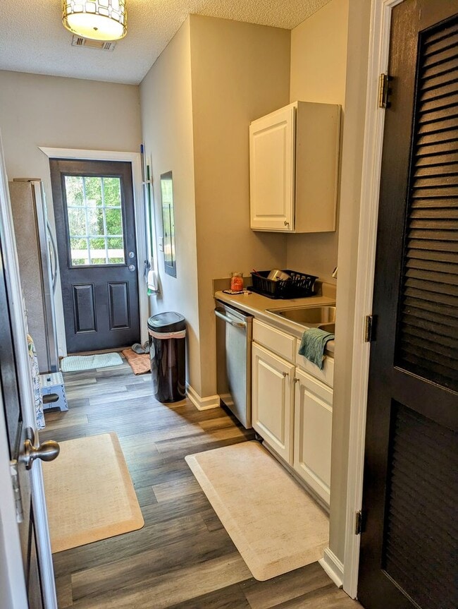 Building Photo - 3 Bedroom 3 Bath Townhome Close to GCSU in The Grove