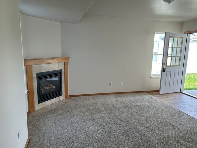 Building Photo - Three bedroom townhome with fenced backyard
