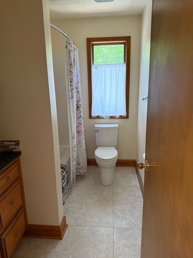 Building Photo - 1531 E Strohm Dr