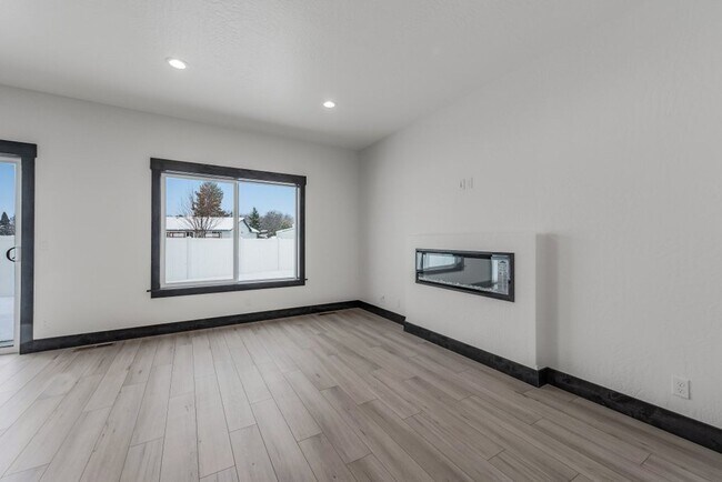 Building Photo - Brand New 3 bed 2.5 townhome