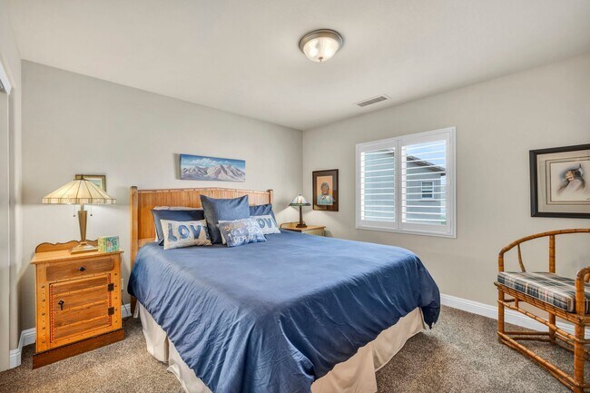 Building Photo - FULLY FURNISHED home with all utilities included and flexible lease options available.