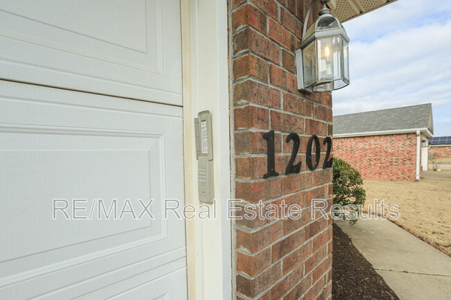 Building Photo - 1202 SW Cabriolet St