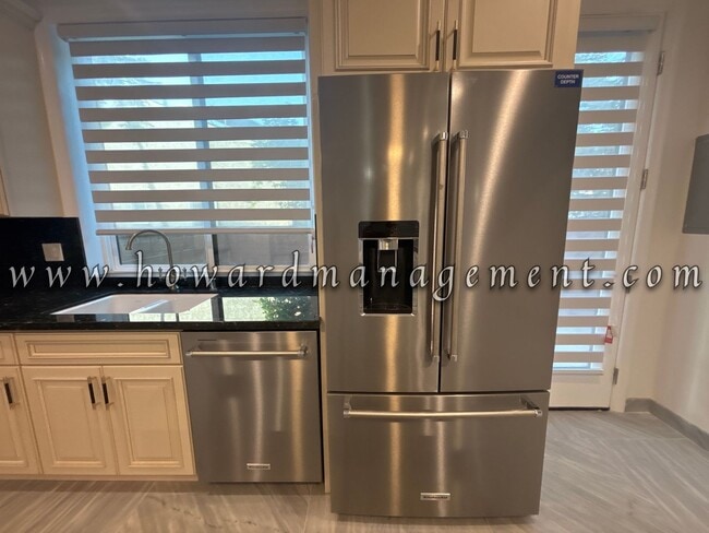 Building Photo - 2017 Centinela Ave