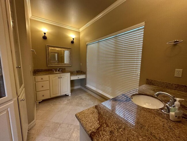 Building Photo - 5300 Oak Meadow Dr