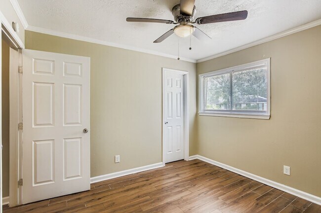 Building Photo - 15710 Sandy Hill Dr