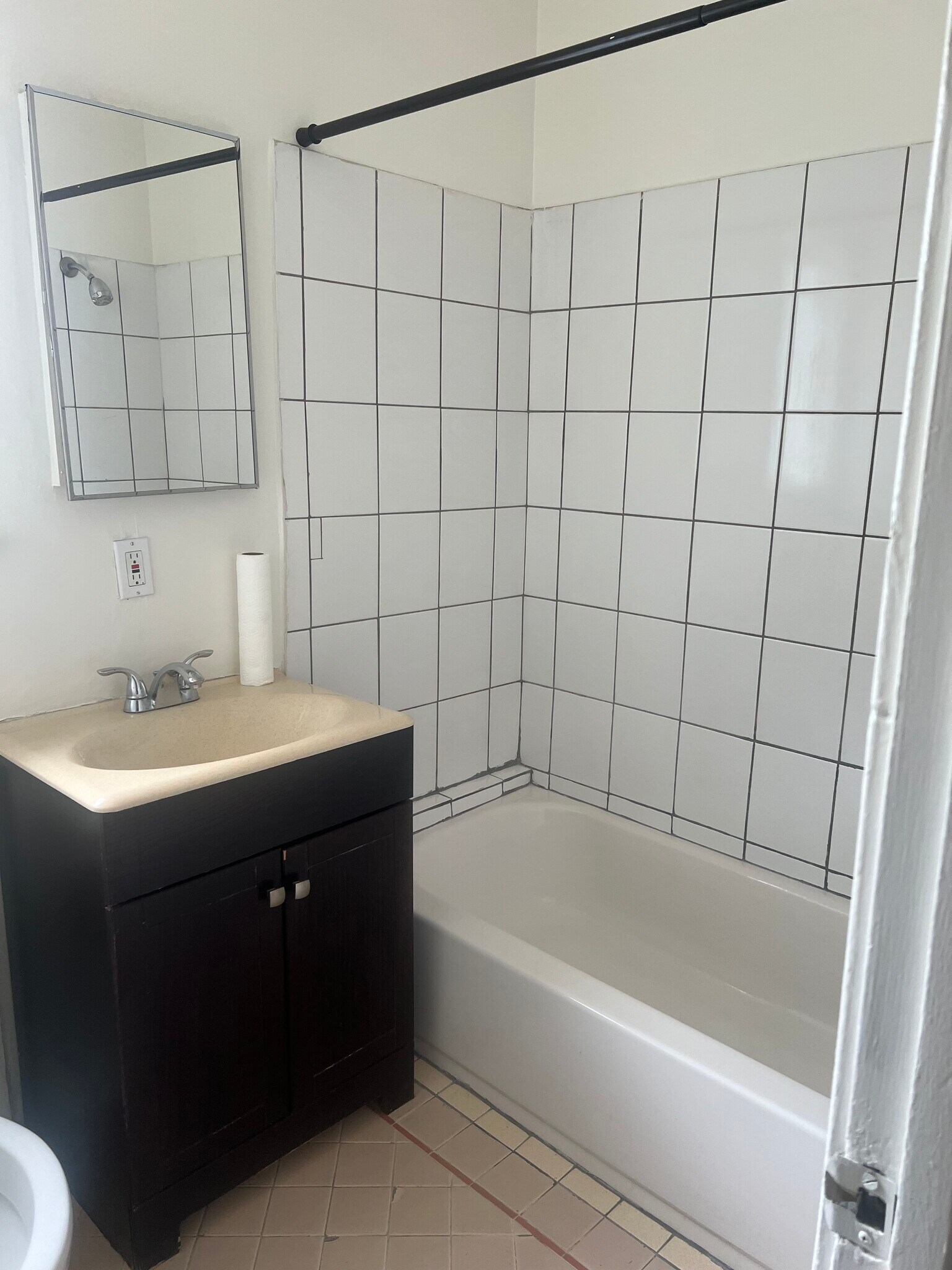 Building Photo - 511 N La Brea Ave