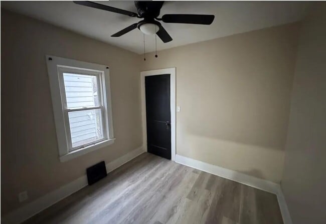 Building Photo - 14910 Kingsford Ave