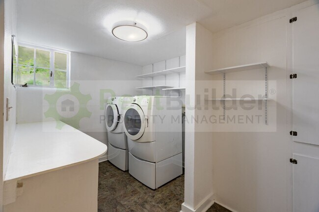 Building Photo - SPECIAL:  $1000 OFF YOUR 2ND MONTH'S RENT!!