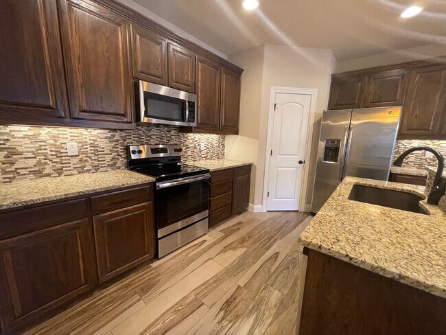 Building Photo - 3BD/2.5BA Benbrook Townhome – 9-Ft Ceilings, Granite Kitchen, Walk-In Master Shower, Attached Gar...