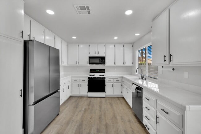 Building Photo - Step into this charming 3-bedroom, 3-bathroom home that has so much to offer!