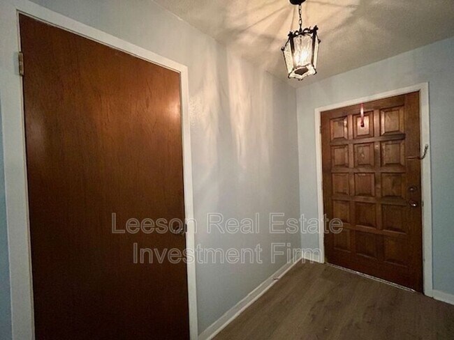 Building Photo - 302 Avenida Dr