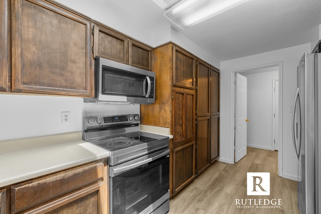 Building Photo - 4 Bedrooms - 2 1/2 Baths - South Medford Living