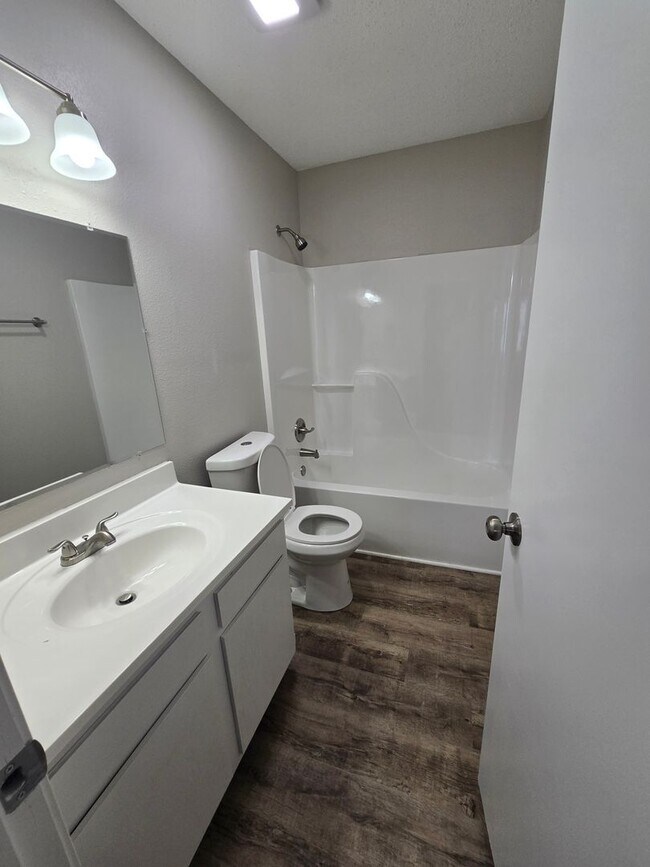 Building Photo - Three Bedroom Ranch Style Home Located in ...