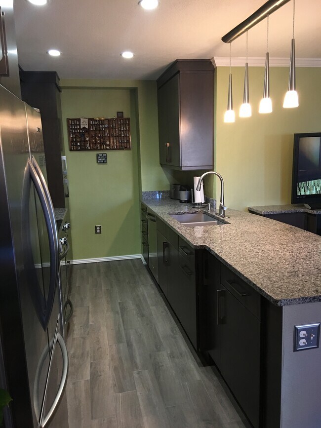 Building Photo - 460 S Marion Pkwy