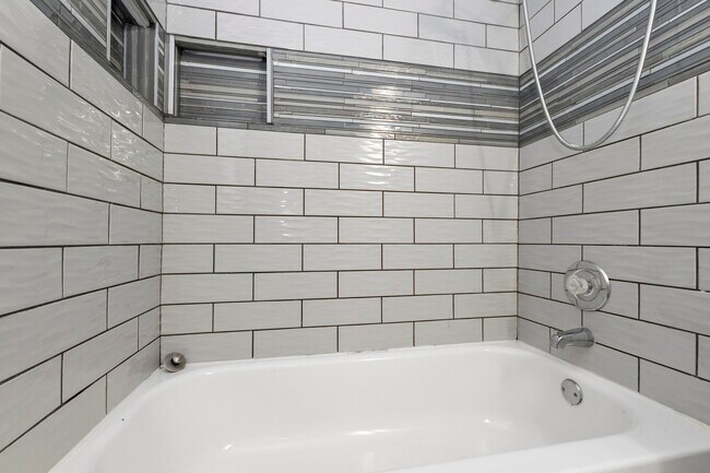 Building Photo - 2214 Country Club Dr