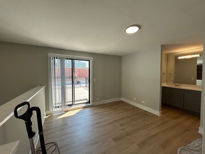 Building Photo - 1214 N La Salle Dr