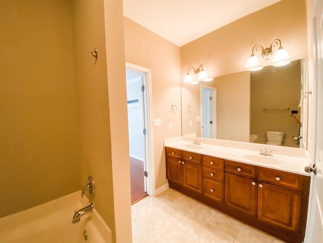 Building Photo - 2464 Ridgemont Dr