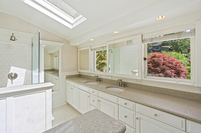 Building Photo - 12926 Holmes Point Dr NE