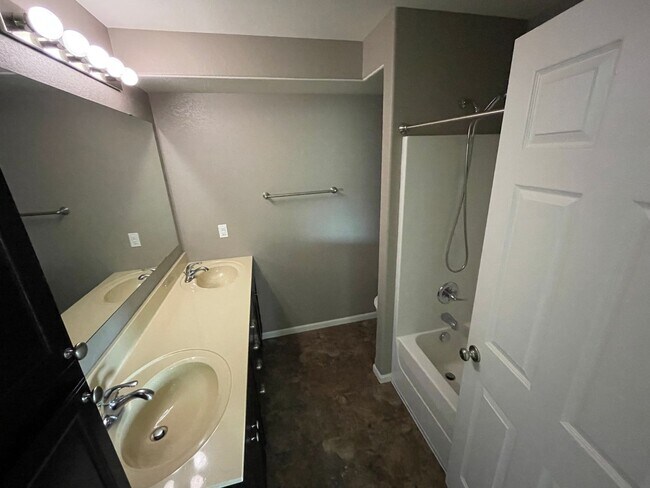 Building Photo - Cute Home in a Great Neighborhood!