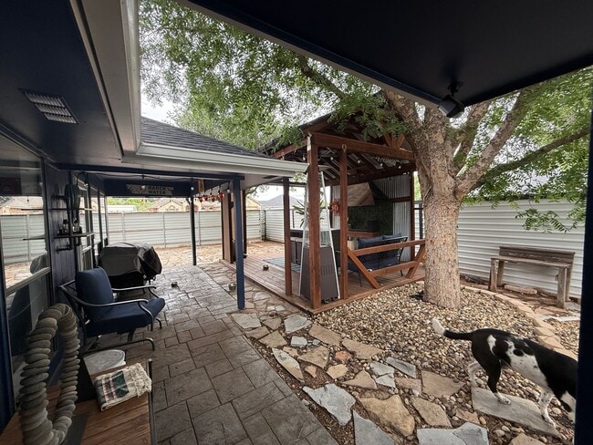 Building Photo - Beautifully updated home IN THE BLUFFS COMING SOON!