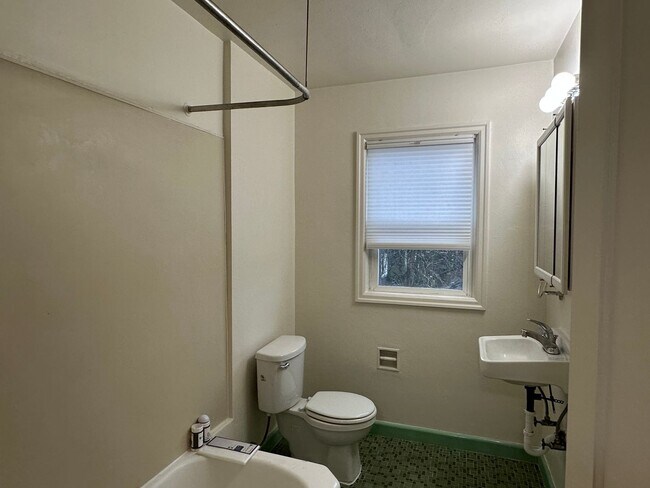 Building Photo - Spacious Top Floor 2 Bed, 1 Bath Vintage Gem!