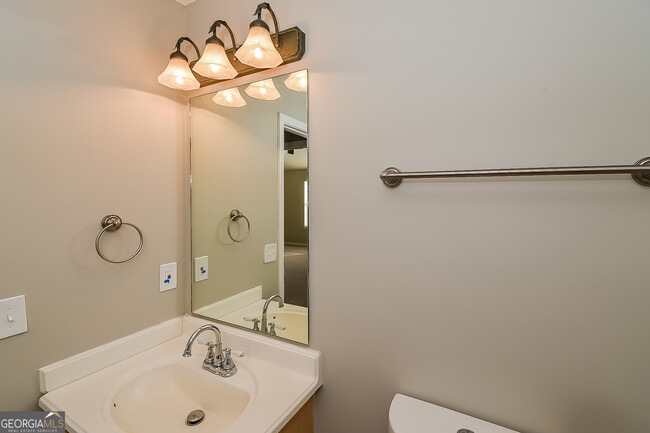 Building Photo - 200 Teak Ln