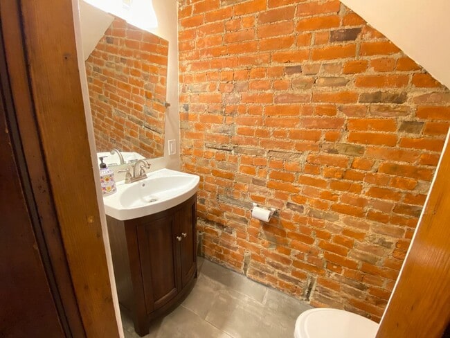 Building Photo - Hunter Ave 1045-1047 GW2