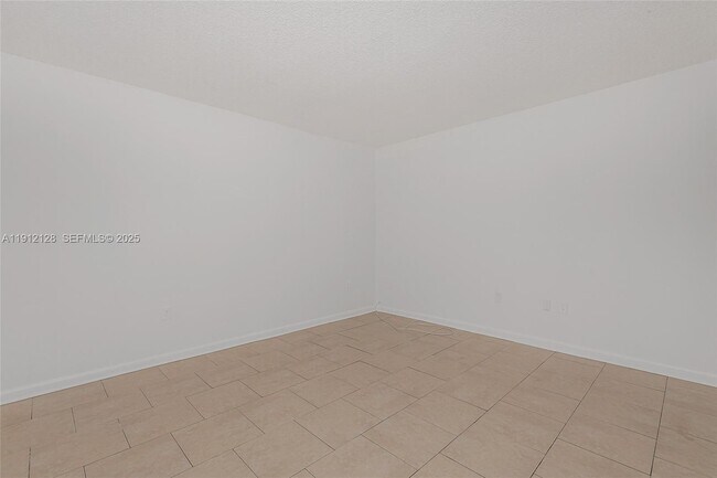 Building Photo - 1975 NE 135th St