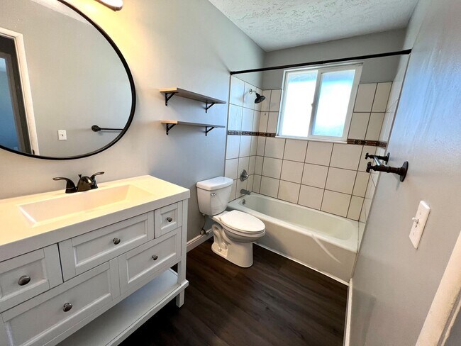 Building Photo - Rare find! Pristine townhome near Trax!