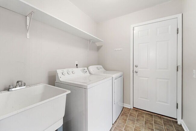 Building Photo - 27647 Oriole Ct