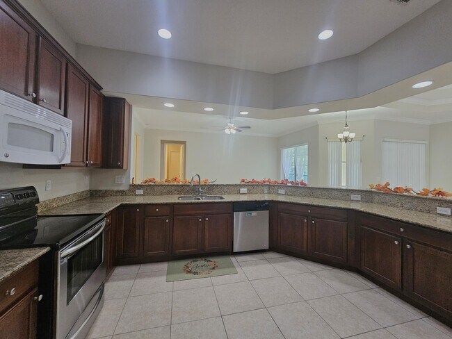Building Photo - 414 SW Cherryhill Rd