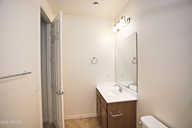 Building Photo - 977 W Finch Dr
