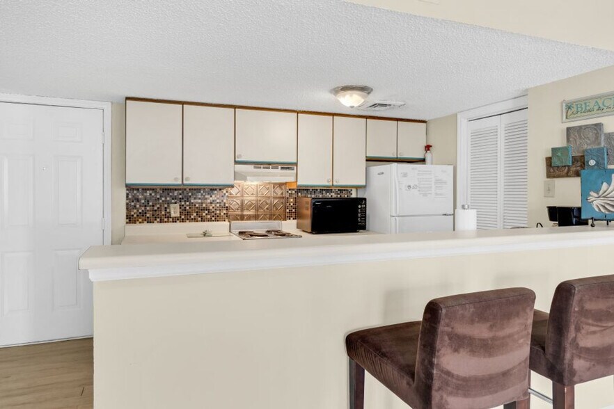 Building Photo - 983 Cayman Ct