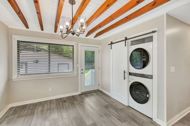 Building Photo - Completely Renovated Gem in Park Circle