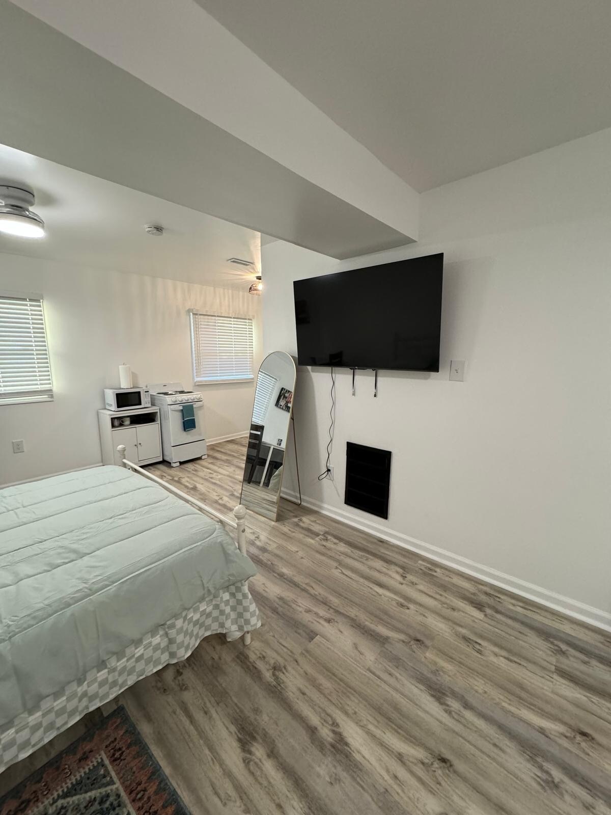 Bed and TV - 2817 Sourwood St