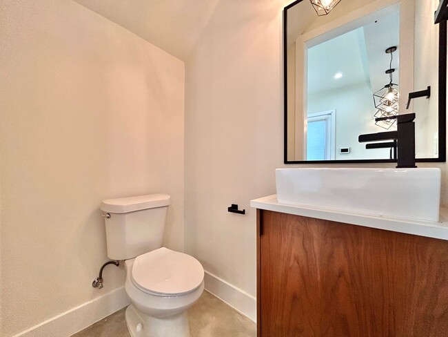 Building Photo - Spacious 2/BR 2.5/BA Modern Home with Abun...