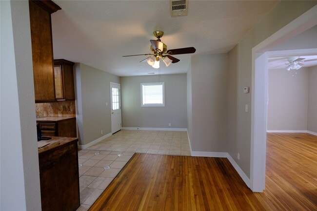 Building Photo - 6718 Midfield Dr