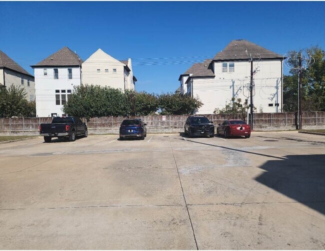 Building Photo - 11013 Cres Light Way