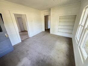 Building Photo - 302 E Columbia Ave