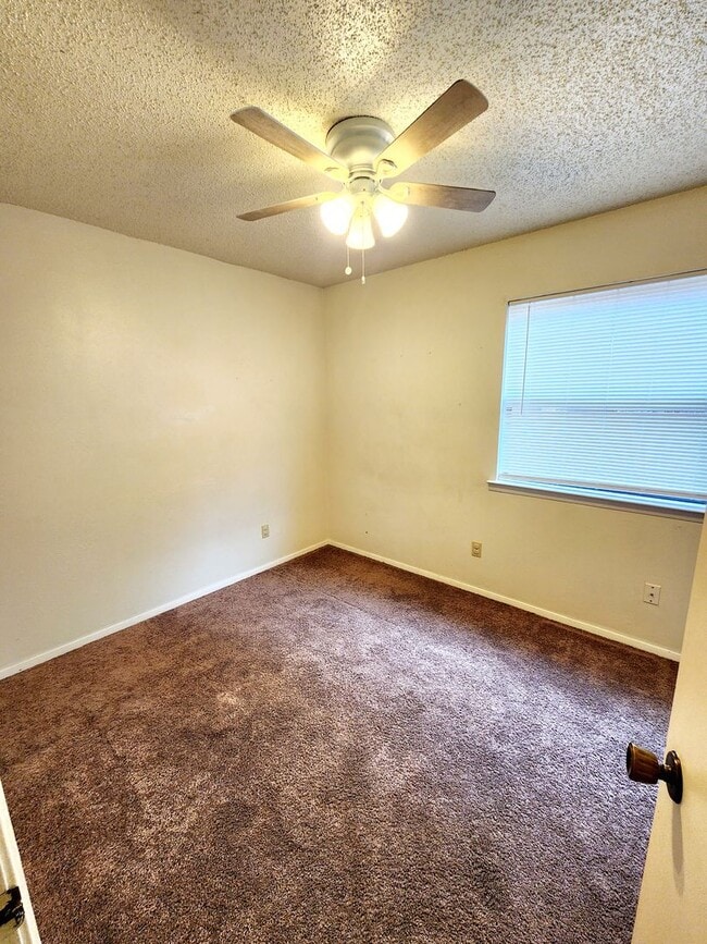 Building Photo - Affordable duplex in convenient location!