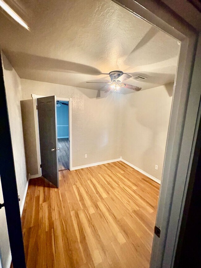 Building Photo - Spacious 4 Bedroom, 2 Bathroom Home with L...