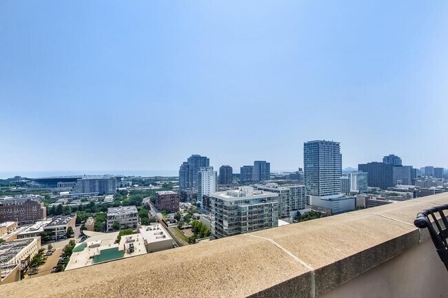 Building Photo - 2BD/2BTH PENTHOUSE  WITH PRIVATE TERRACE I...