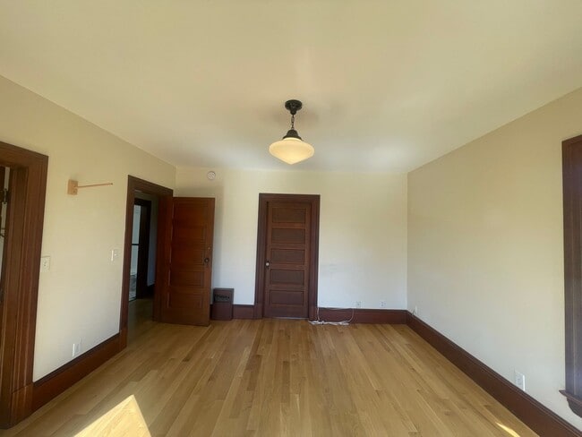 Building Photo - Charming 2 Bed / 1.5 Bath Victorian with G...