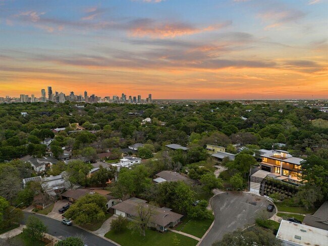 Building Photo - 2401 Oakhaven Cir